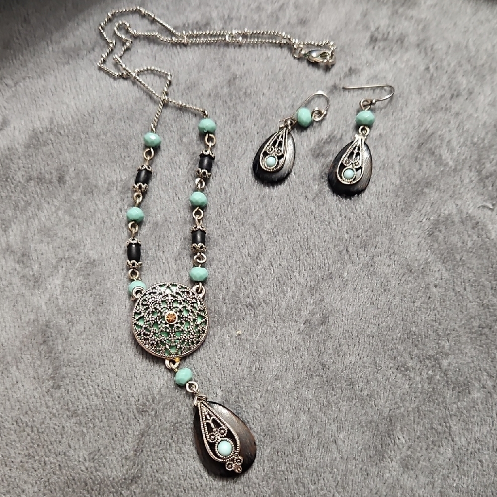 Avon Silver and Turquoise Necklace Set